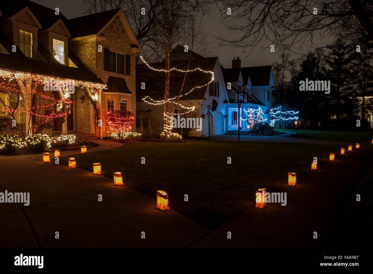 Chicago, USA.  24. Dezember 2015.  Die Vorgärten der Häuser im Dorf von Clarendon Hills sind mit "Luminaria" geschmückt, Kerzen in braunen Papiertüten.  Feiert ihr 50-jähriges bestehen, erfordert die jährliche Tradition Anwohner die Kerzen anzünden jeden Heiligabend und wirft Geld für lokale Kinderhilfsorganisationen, mit mehr als 30.000 Kerzen.  Bildnachweis: Stephen Chung / Alamy Live News Stockfoto