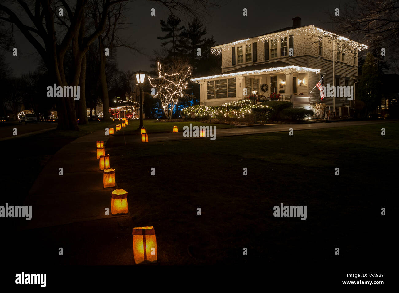 Chicago, USA.  24. Dezember 2015.  Die Vorgärten der Häuser im Dorf von Clarendon Hills sind mit "Luminaria" geschmückt, Kerzen in braunen Papiertüten.  Feiert ihr 50-jähriges bestehen, erfordert die jährliche Tradition Anwohner die Kerzen anzünden jeden Heiligabend und wirft Geld für lokale Kinderhilfsorganisationen, mit mehr als 30.000 Kerzen.  Bildnachweis: Stephen Chung / Alamy Live News Stockfoto