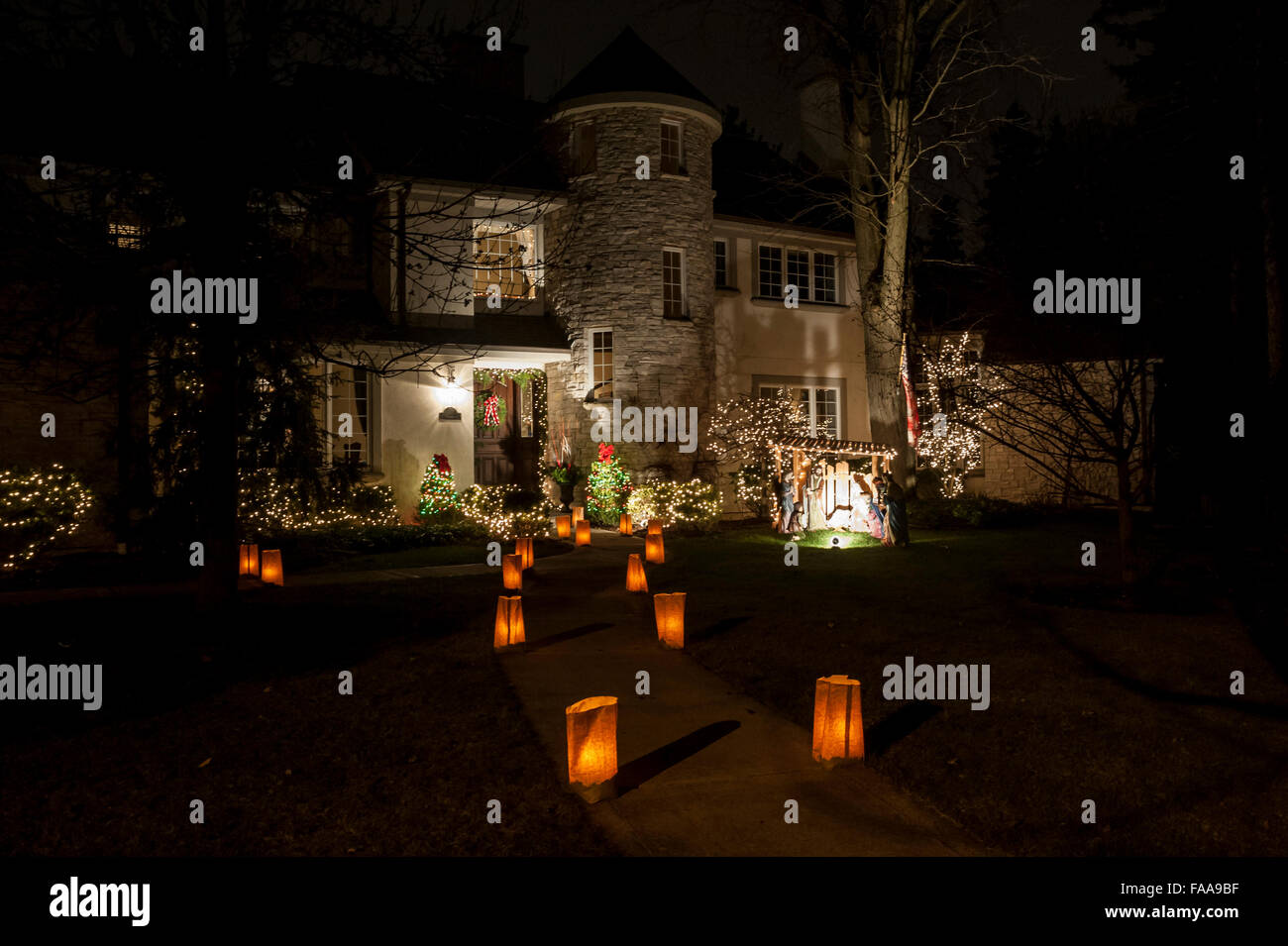 Chicago, USA.  24. Dezember 2015.  Die Vorgärten der Häuser im Dorf von Clarendon Hills sind mit "Luminaria" geschmückt, Kerzen in braunen Papiertüten.  Feiert ihr 50-jähriges bestehen, erfordert die jährliche Tradition Anwohner die Kerzen anzünden jeden Heiligabend und wirft Geld für lokale Kinderhilfsorganisationen, mit mehr als 30.000 Kerzen.  Bildnachweis: Stephen Chung / Alamy Live News Stockfoto