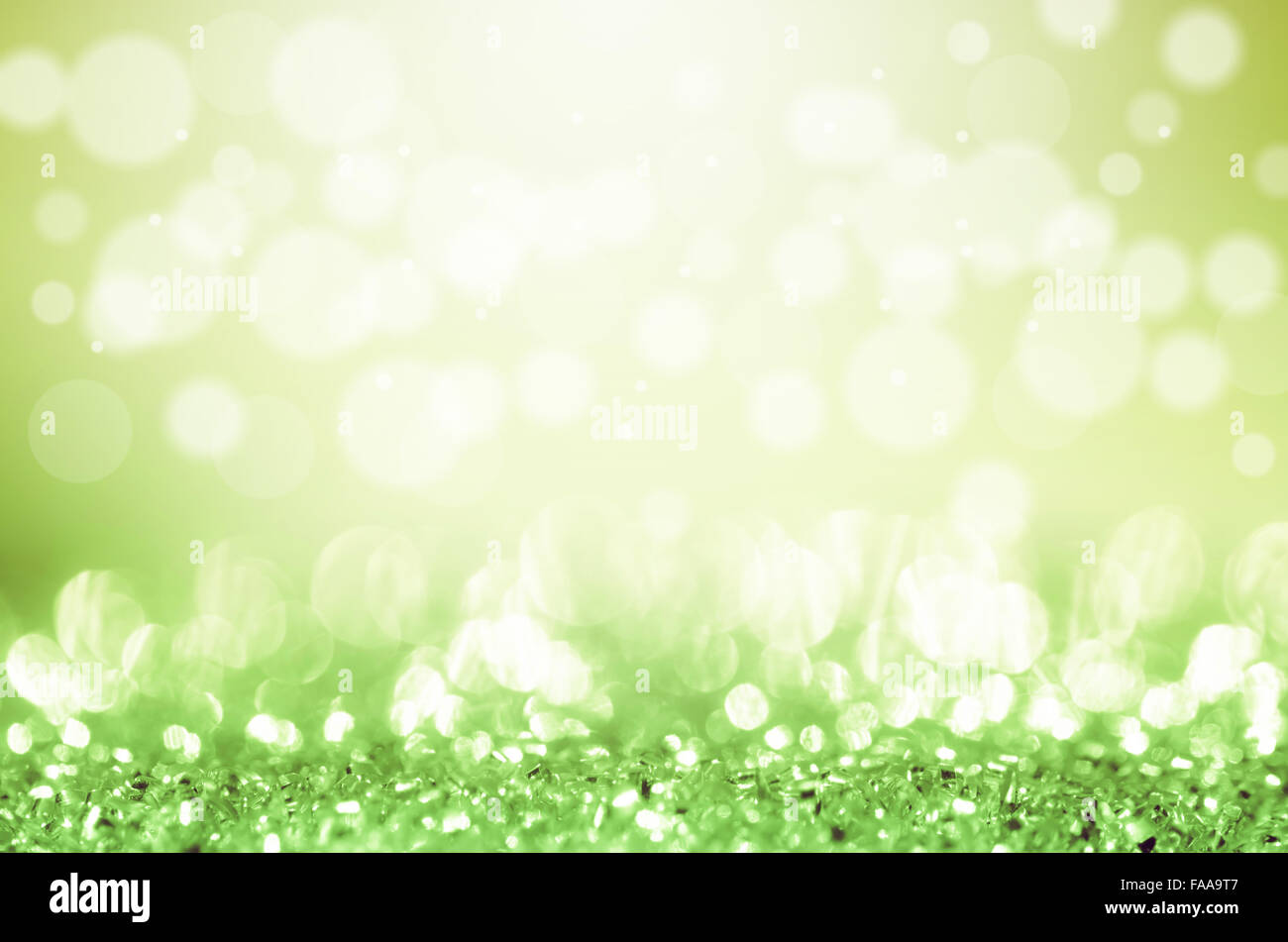 Bokeh in grünen und gelben hellen Tönen abstrakten Hintergrund. Stockfoto