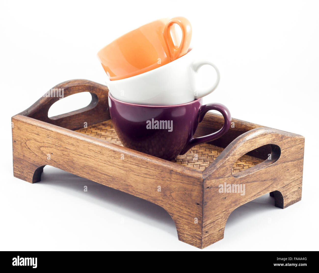 Kaffee Tassen auf Tablett aus Holz isoliert auf weißem Hintergrund, Fotoarchiv Stockfoto