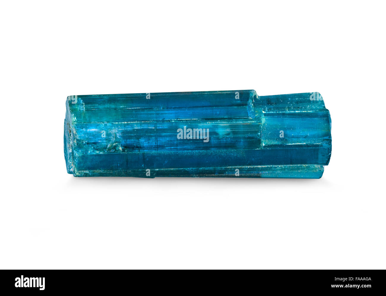 Blauer Turmalin (indicolite) Crystal auf weißem Hintergrund Stockfoto