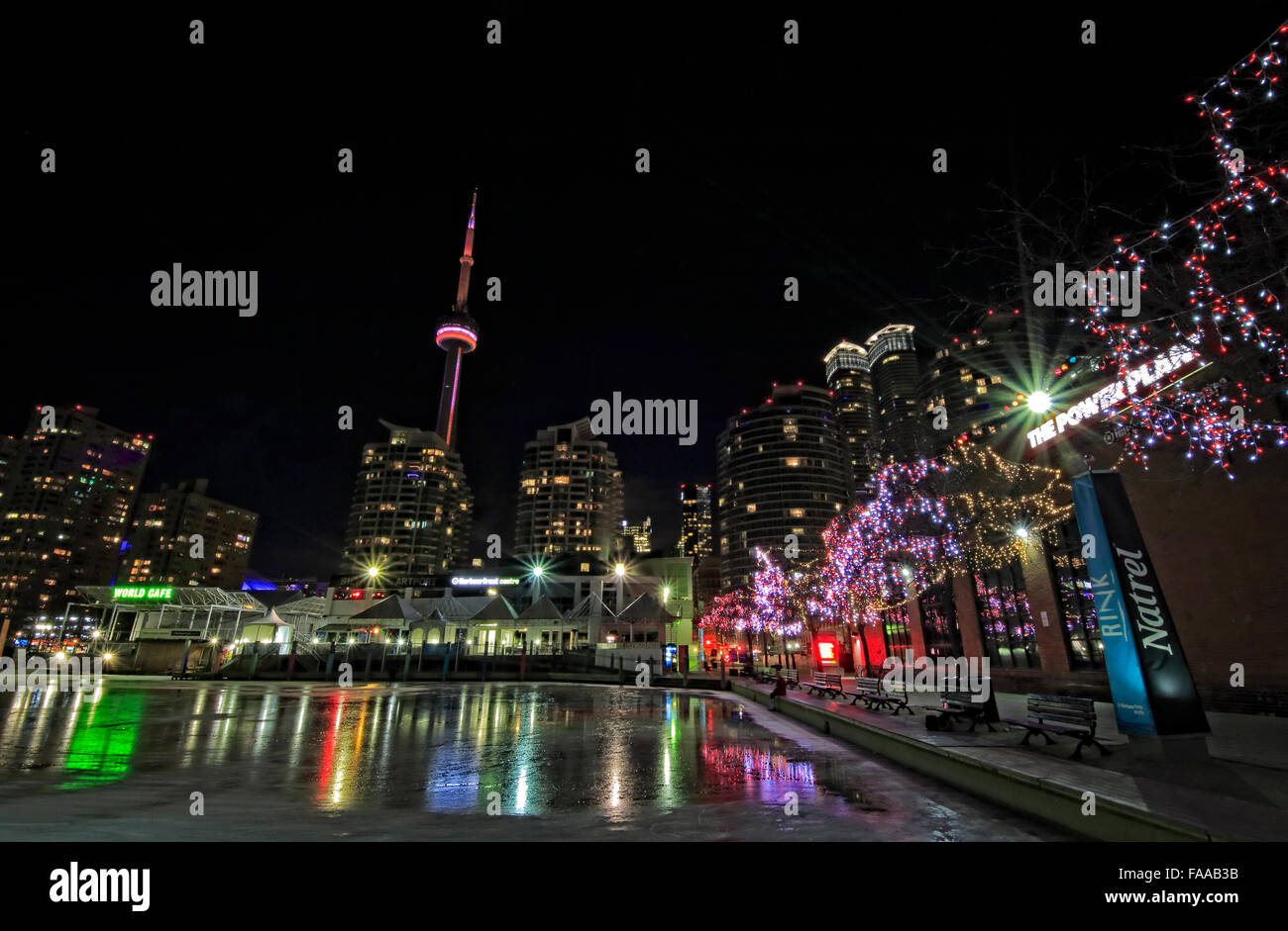 Toronto, Kanada. 25. Dezember 2015. Eine sehr warme Heiligabend mit Temperatur gut über dem Gefrierpunkt, Linie, höchste Tagestemperatur 15 Grad Celsius, Eis auf Natrel Eisbahn in Harbourfront schmilzt am Heiligabend, 24. Dezember 2015, mit paar Ice Skater Skaten auf der nassen Oberfläche Credit: CharlineXia/Alamy Live News Stockfoto