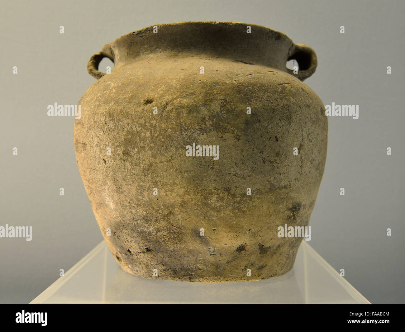 Holzkohle gemischt schwarze Keramik Glas mit zwei Ohren. Hemudu Kultur, ca.4800 v. Chr. Shanghai Museum. Stockfoto