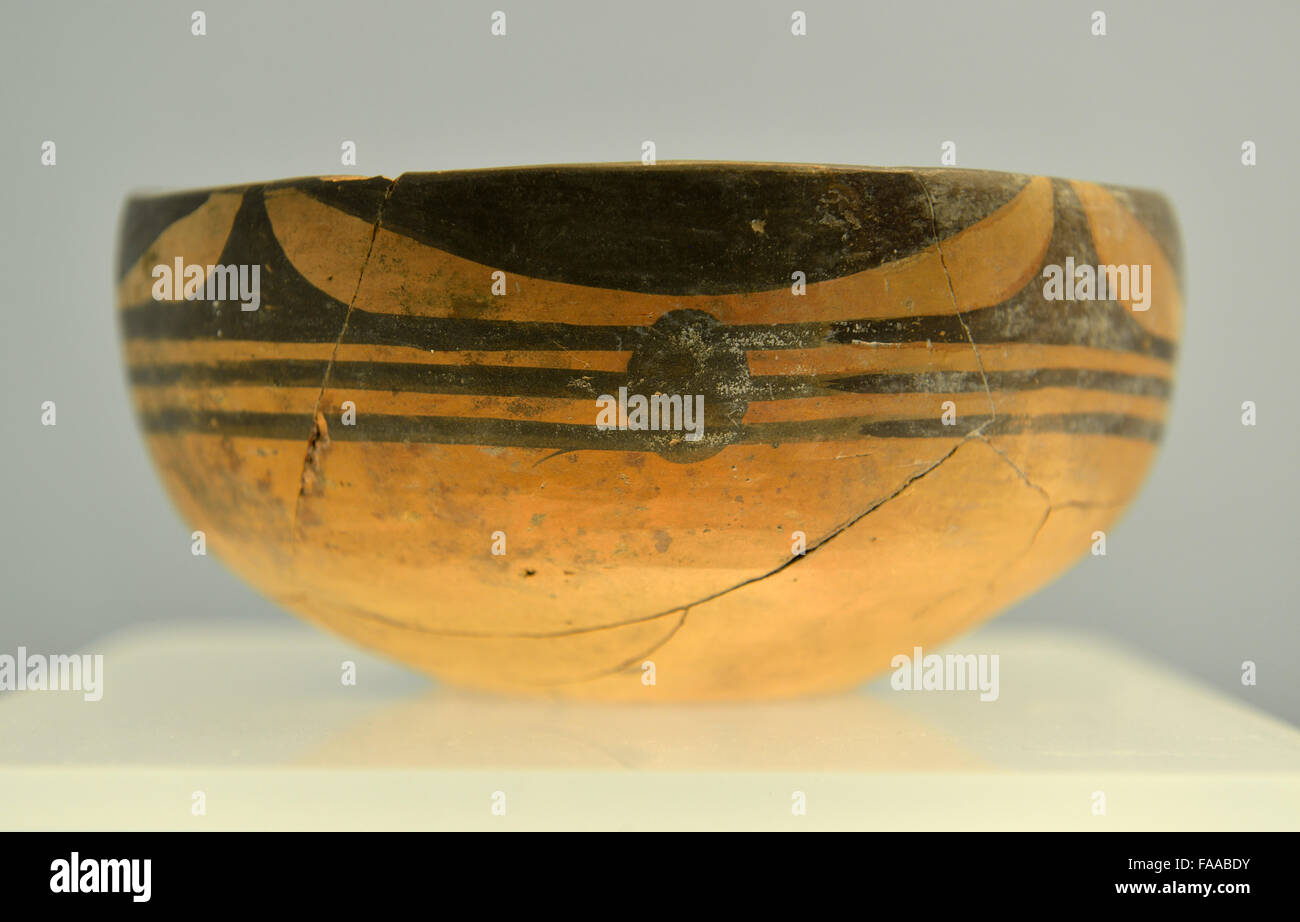 Bemalte Keramik Bo (Schüssel) mit sinkenden Vorhang Muster. Miaodigou Typ der Yangshao-Kultur, 3600-3000 v. Chr. Shanghai Museum. Stockfoto