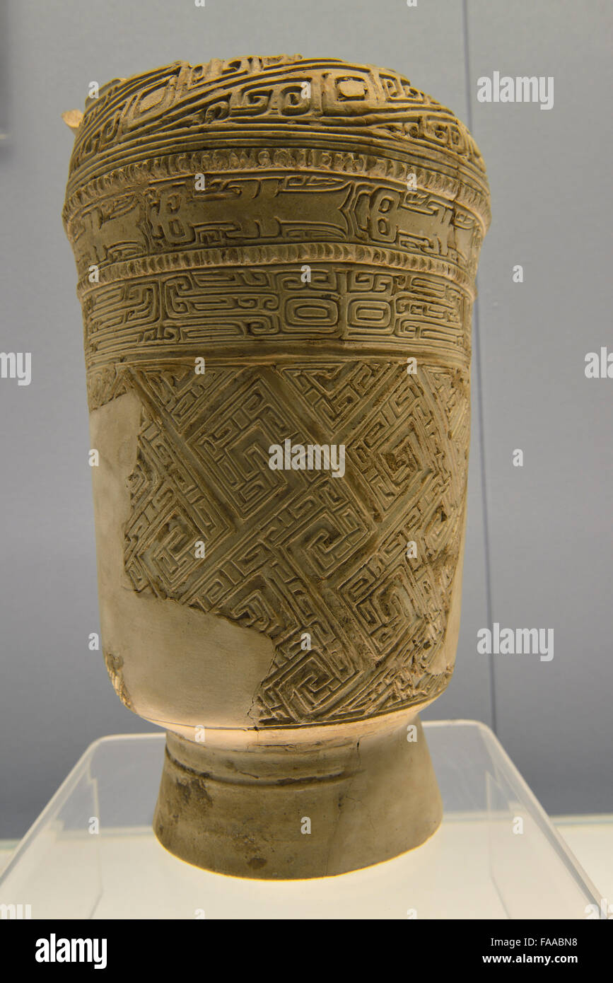 Weißer Keramik-Vase mit geschnitzten Design. Shang, 16.-11. Zentrum v. Chr. Shanghai Museum. Stockfoto