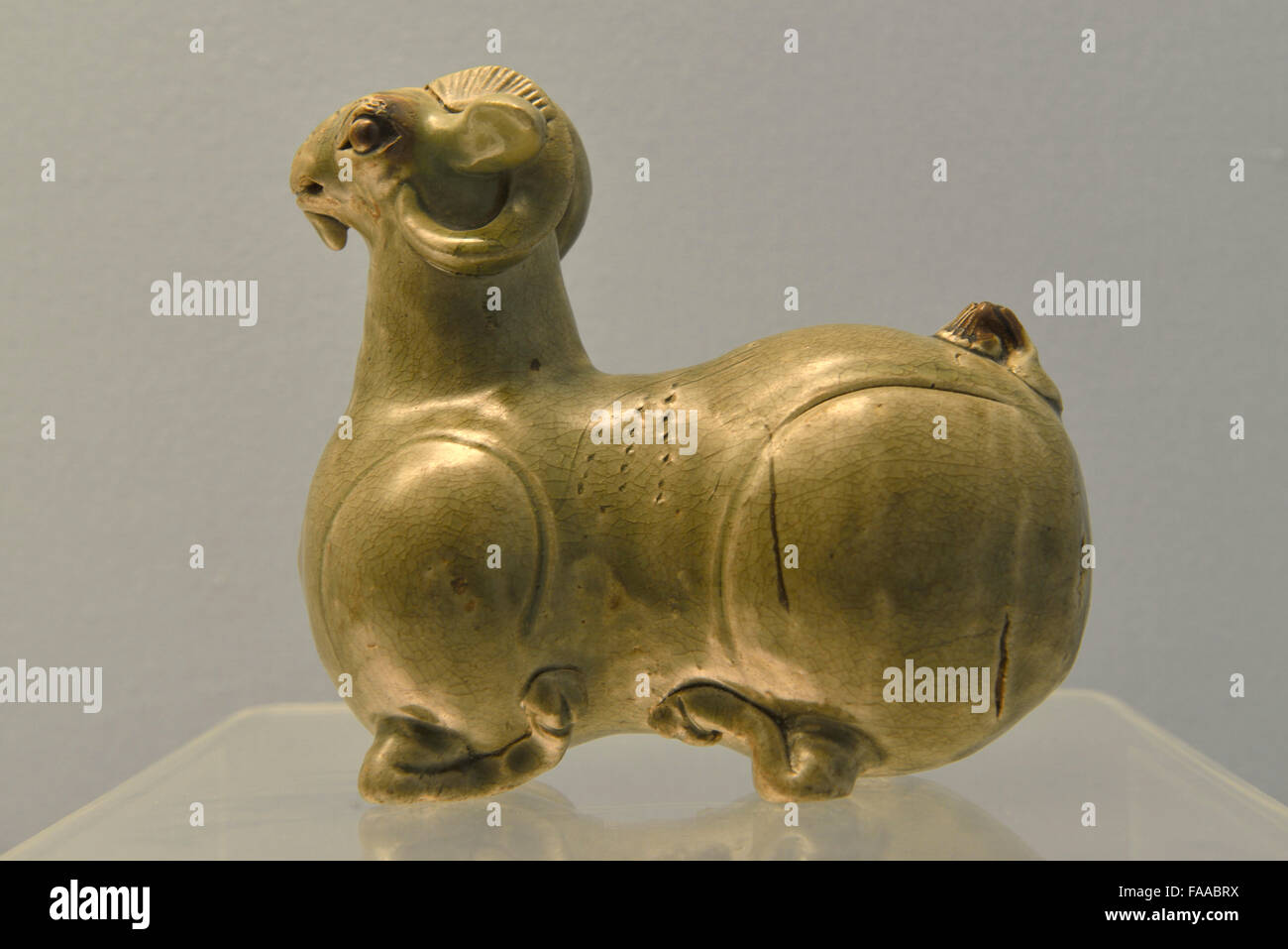 Seladon Ram mit braunen Flecken. Östliche Jin, A.D. 317-420 Shanghai Museum Stockfoto