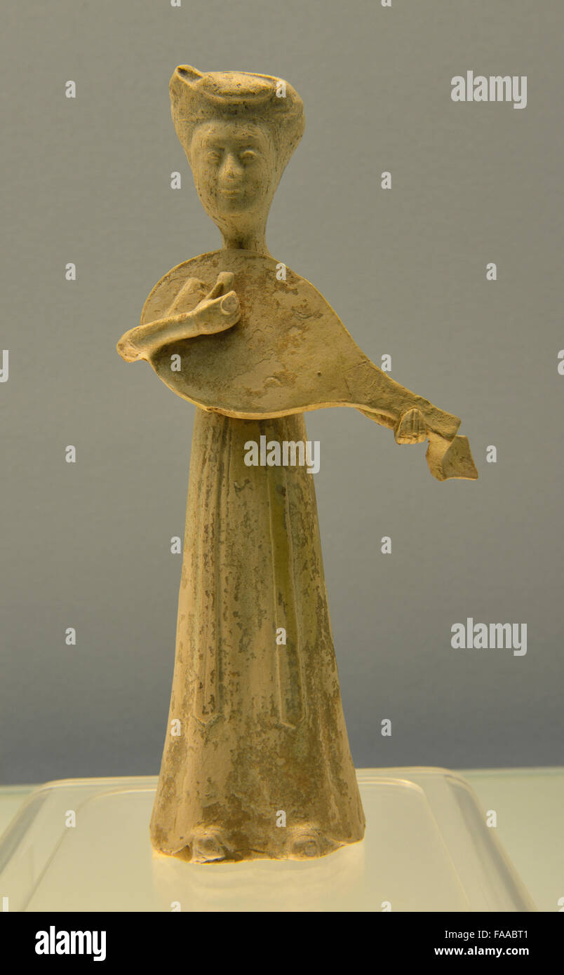 Weiß glasierte Keramik Figur der Frau spielt Pipa(Lute). SUI, A.D.581-618. Gestiftet von Qiu Dajian. Shanghai Museum. Stockfoto