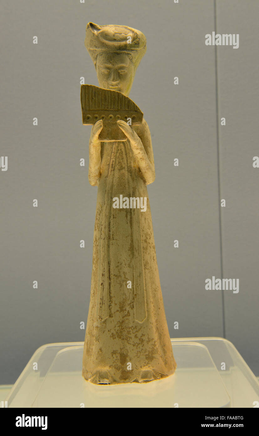 Weiß glasierte Keramik Figur Frau bläst Xiao(Flute). SUI, A.D.581-618. Shanghai Museum. Stockfoto