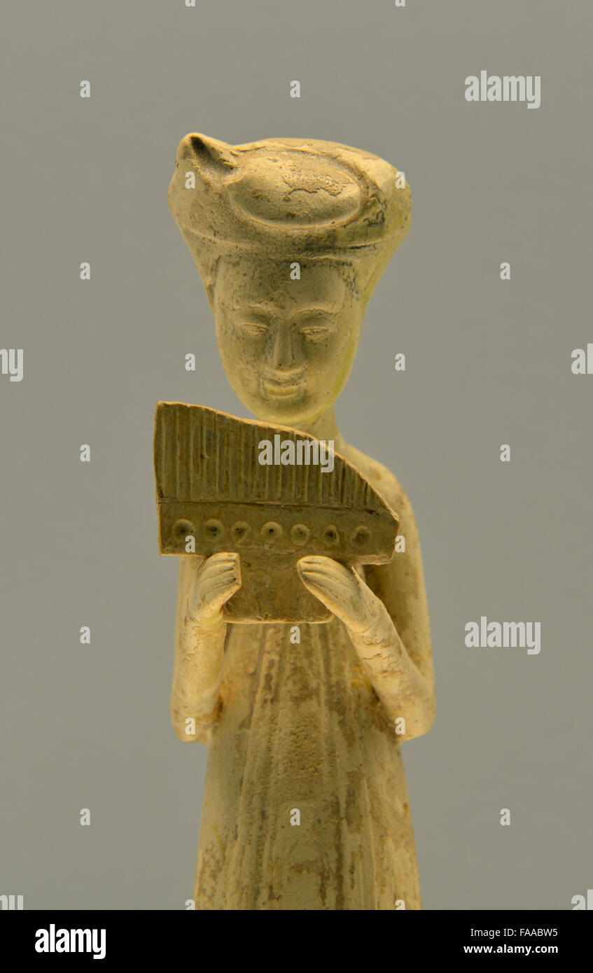 Weiß glasierte Keramik Figur Frau bläst Xiao(Flute). SUI, A.D.581-618. Shanghai Museum. Stockfoto