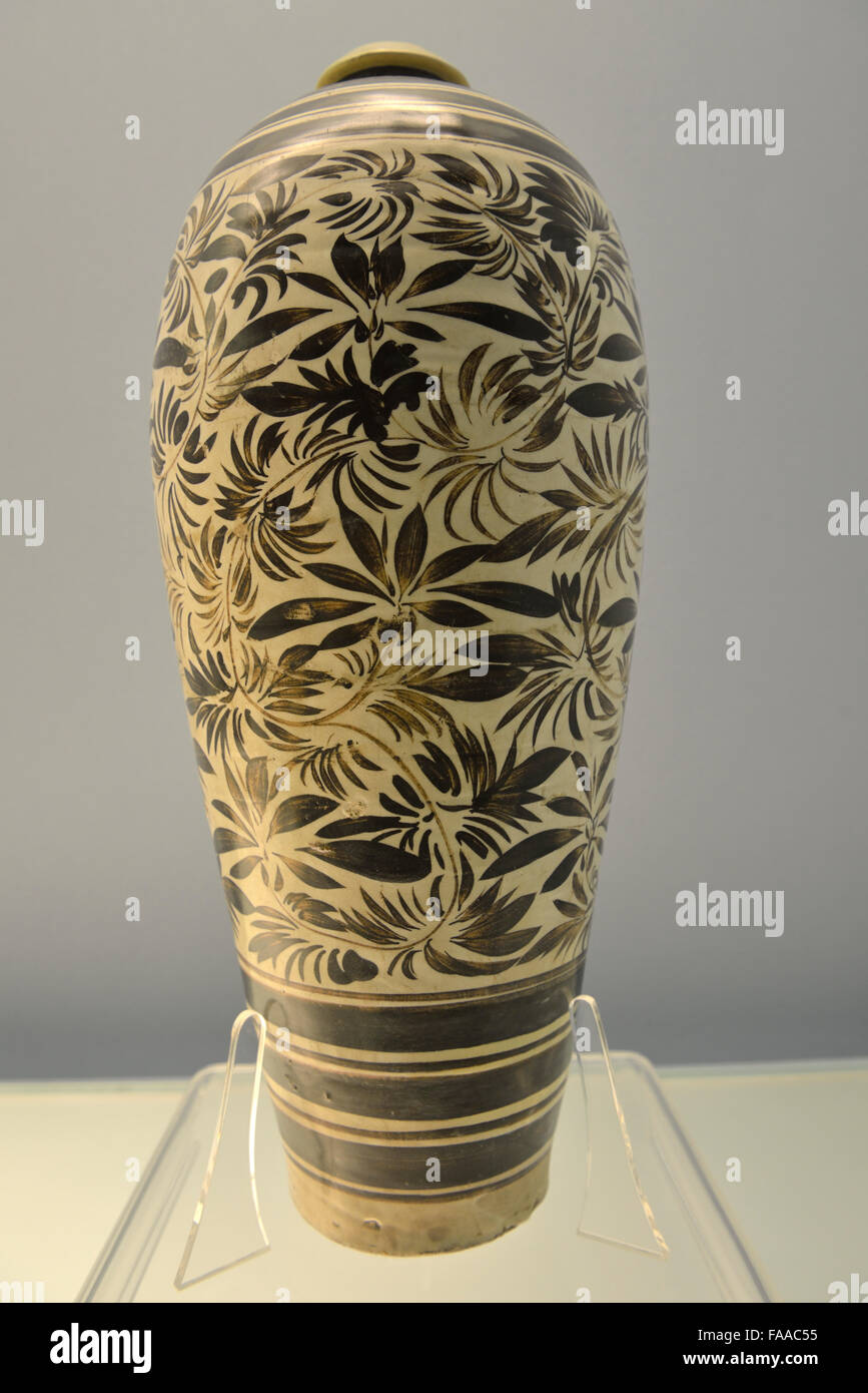 Vase mit schwarzen Design mit Blumen auf einem weißen Boden Pacun Ware. Nördliche Song, A.D.960-1127-Shanghai-Museum. Stockfoto