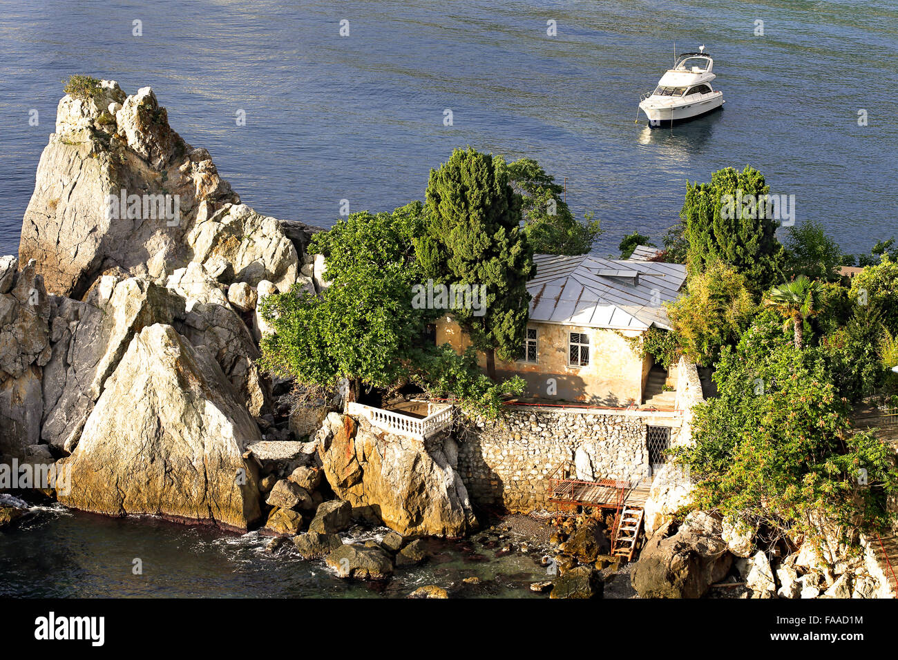 Vintage home zwischen den Felsen am Ufer des Meeres Stockfoto