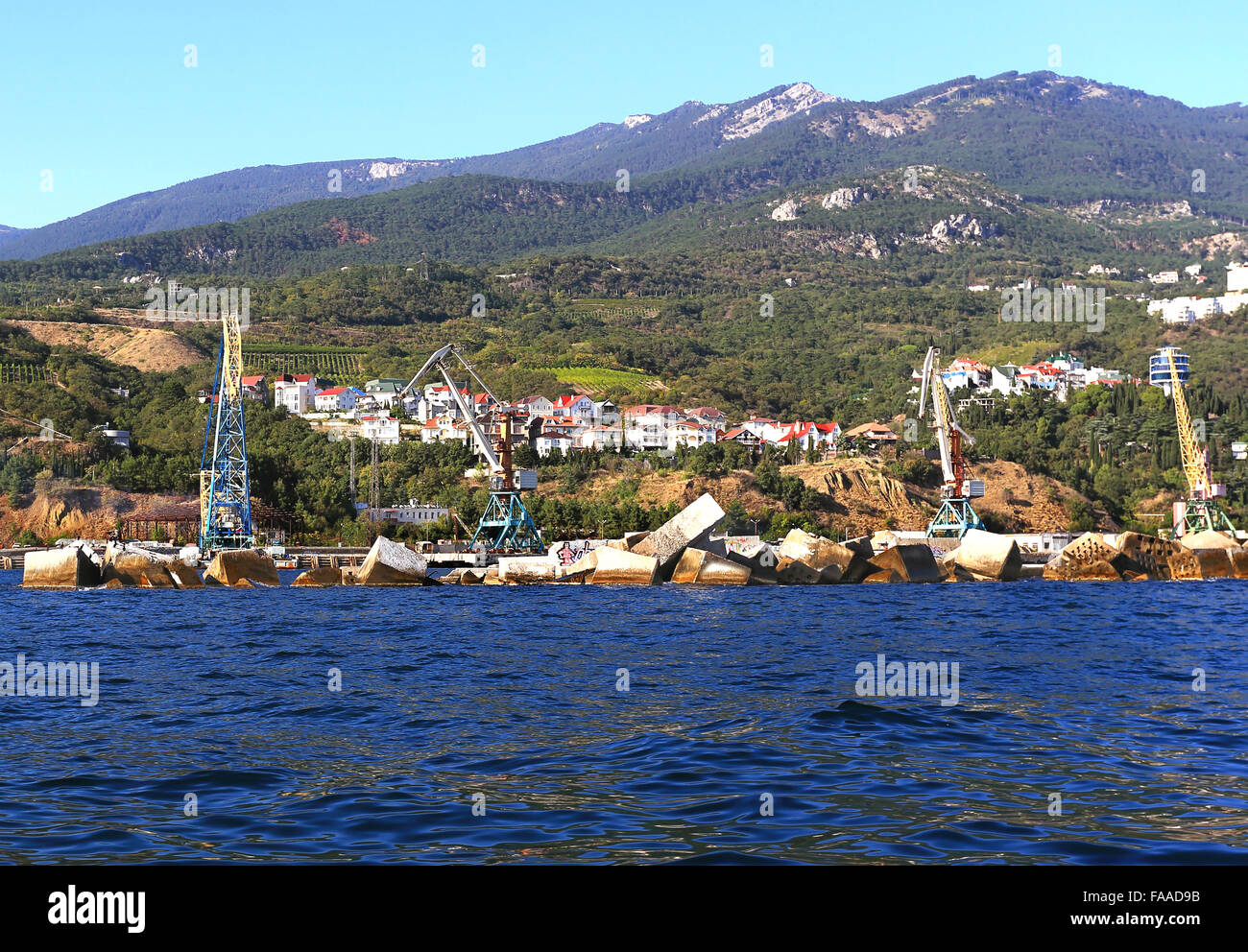 Seehafen Ladefläche mit Krane und Flurförderzeuge Stockfoto