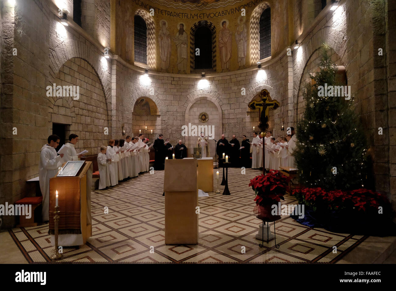 Mitternachtsmesse Weihnachten im Inneren der Kirche der Entschlafung