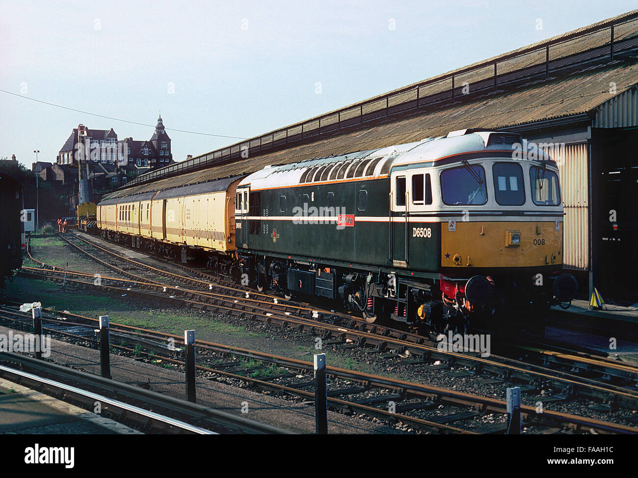 33008 mit Wimbledon erneut Reling Zug in Clapham Junction. 26. September 1992. Stockfoto