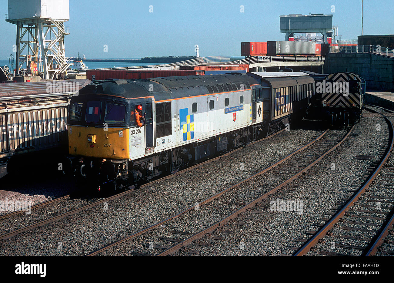 33207 und 08542 rangieren die Zug-Fähre in Dover. 19. März 1993 Stockfoto