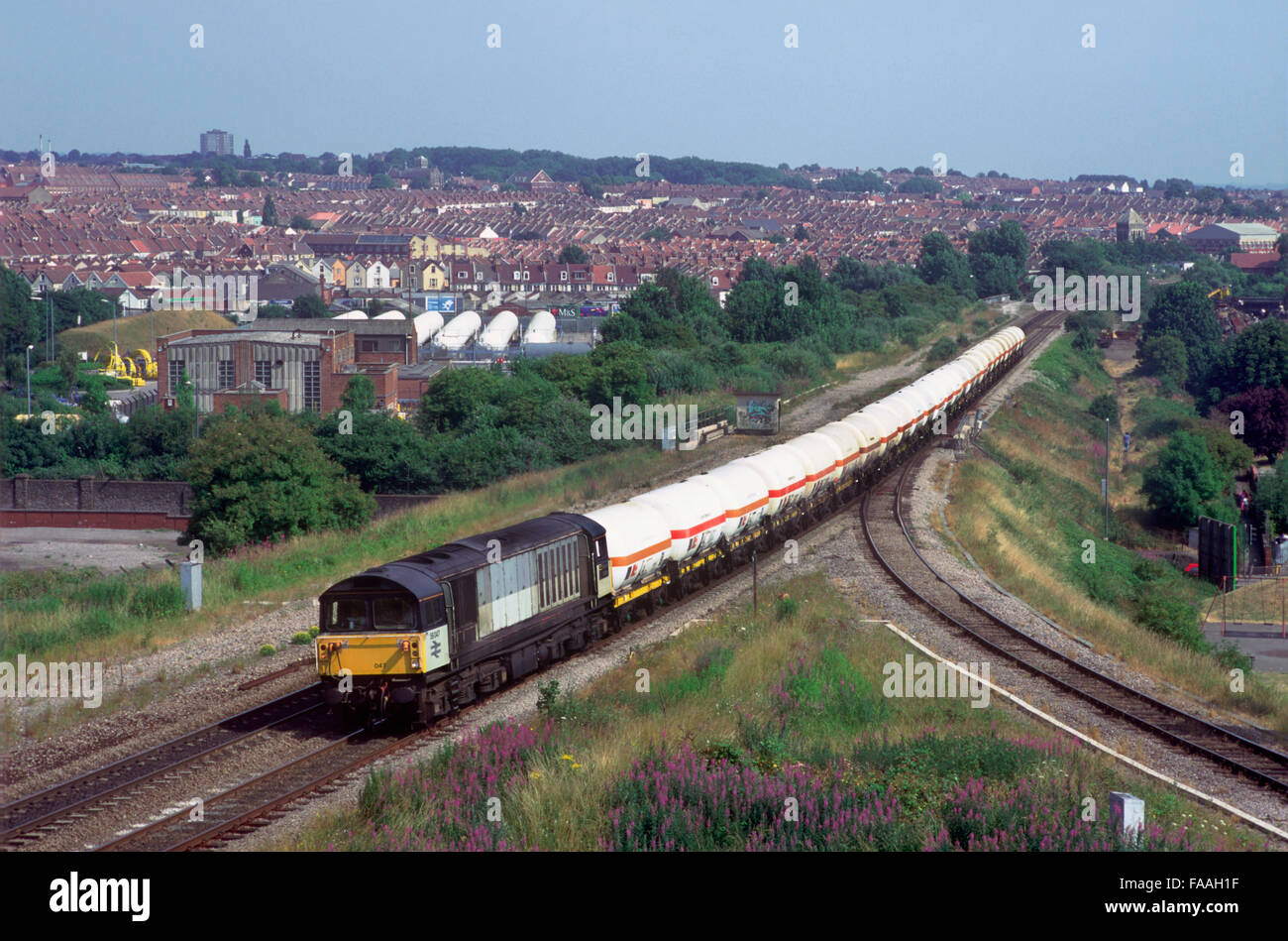 Einer Klasse 58 Diesellok mit einem Zug des LPG-Tanks bei Narroways Hill Junction, Bristol. 8. Juli 1995. Stockfoto