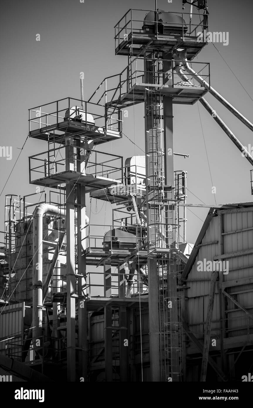 Umweltverschmutzung, Rohrleitungen und Türme, Schwerindustrie Übersicht Stockfoto