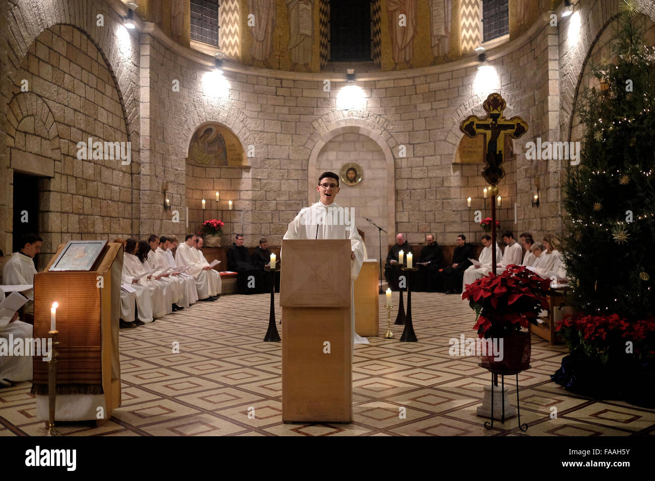 Mitternachtsmesse Weihnachten im Inneren der Kirche der Entschlafung