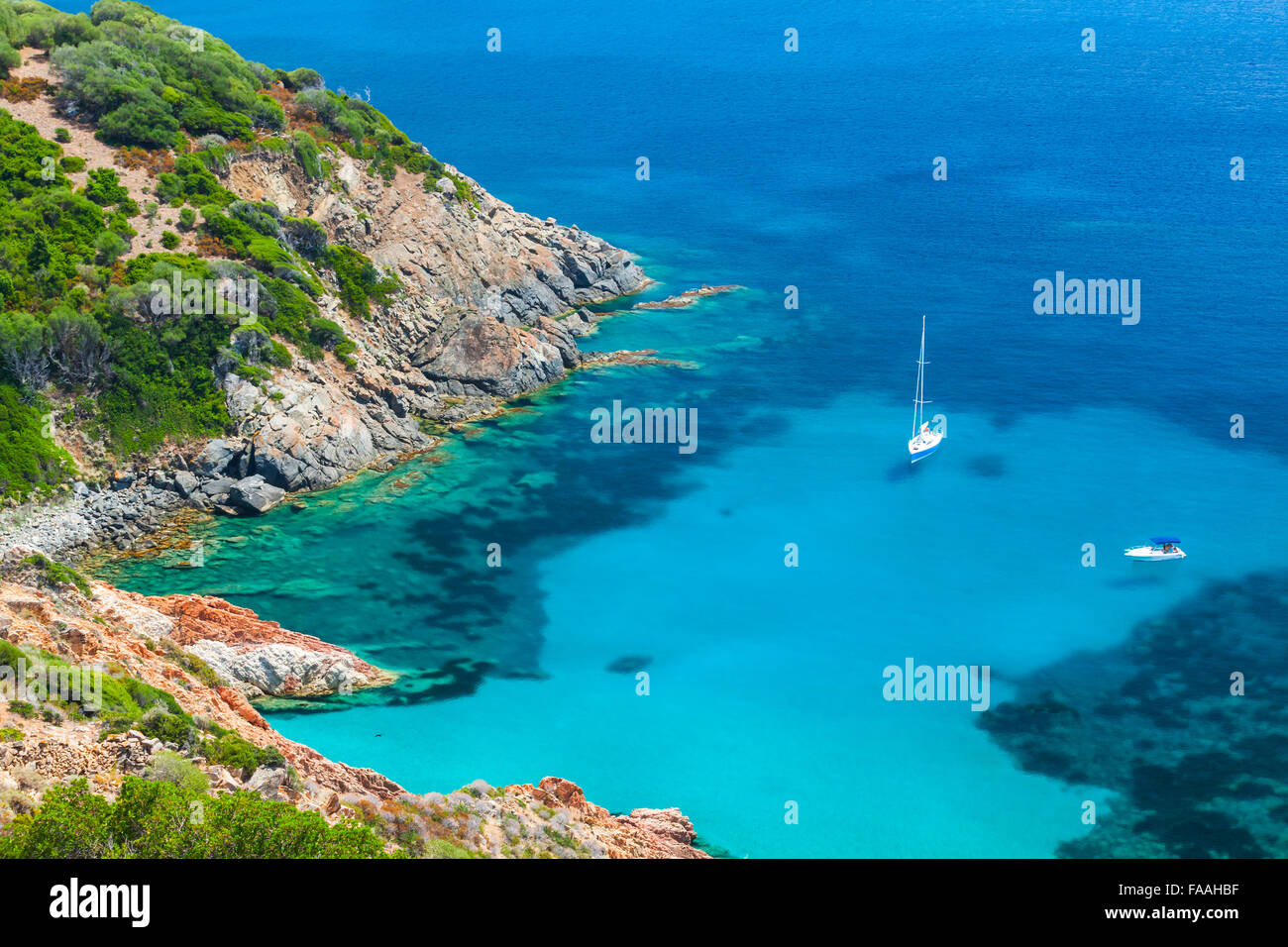 Küsten Sommerlandschaft von Süd-Korsika, Yachten vor Anker im azurblauen Bucht Stockfoto