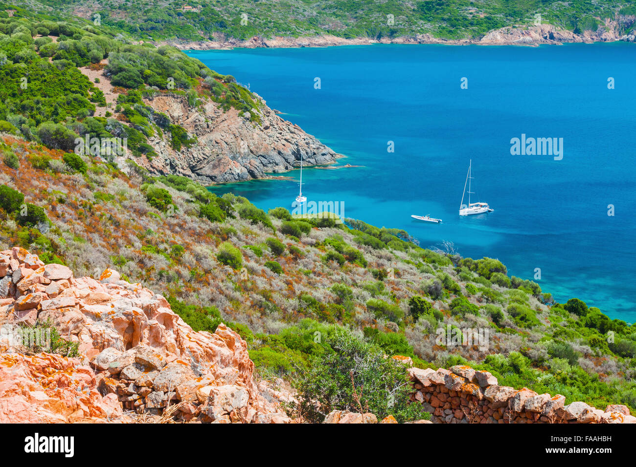 Küsten Sommerlandschaft von Süd-Korsika, Segelyachten vor Anker in Azure Bucht Stockfoto