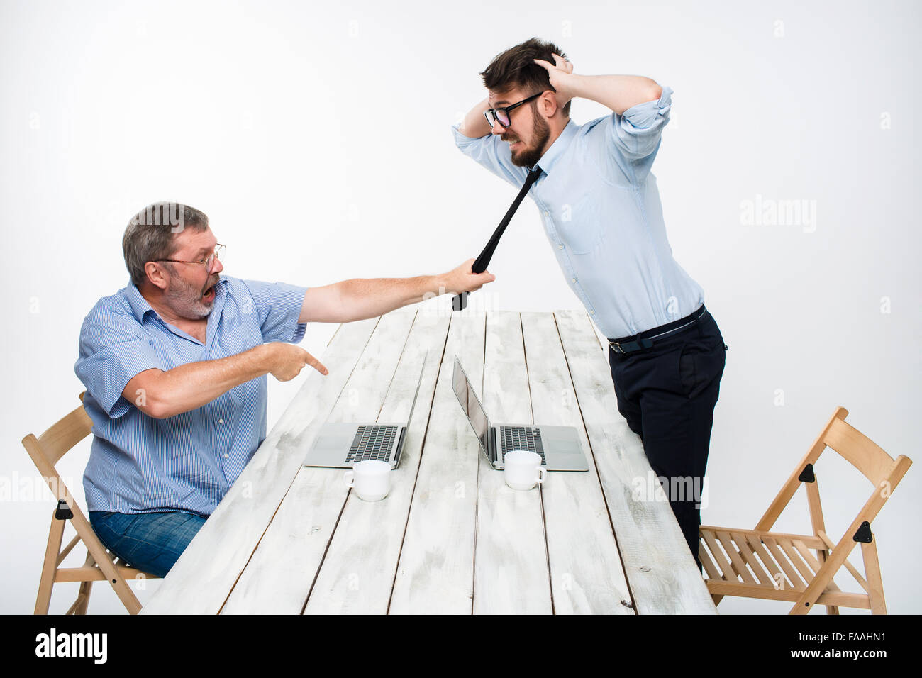 Business-Konflikt. Die beiden Männer, die mit dem Ausdruck Negativität während ein Mann packte die Krawatte der Gegnerin Stockfoto