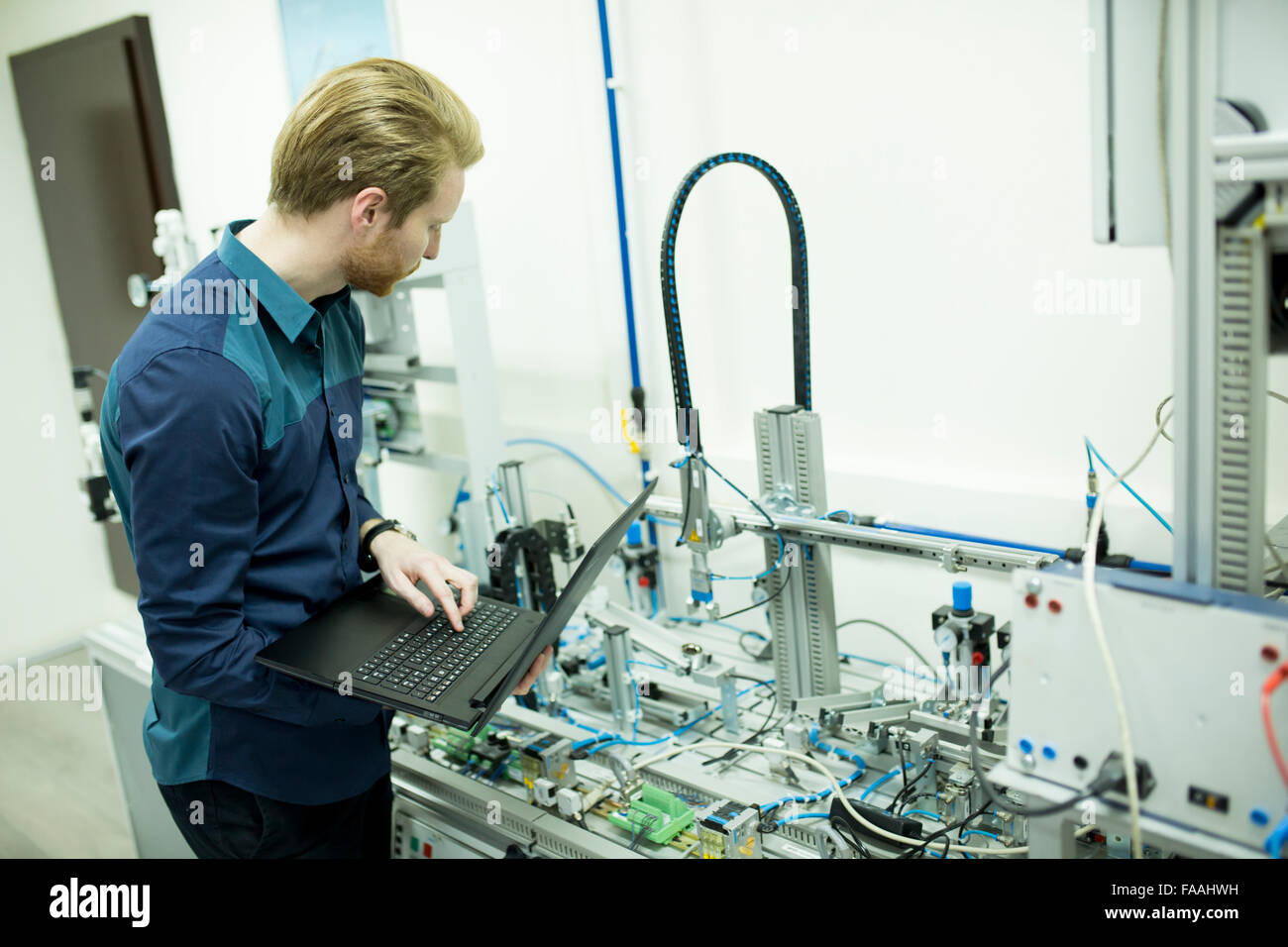 Ingenieur in der Fabrik Stockfoto