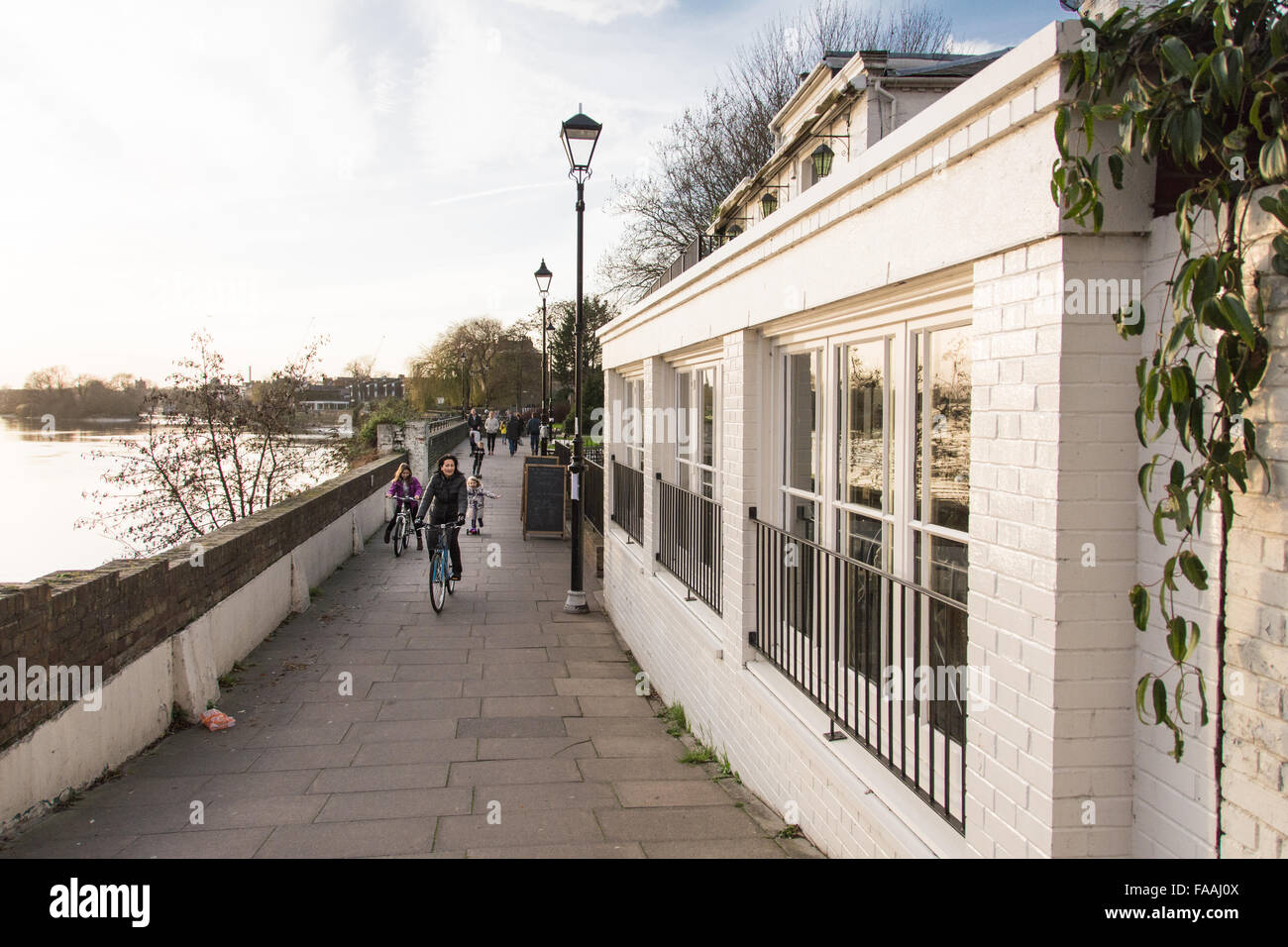 Gebäude entlang der Themse Damm in Hammersmith in West London. Stockfoto