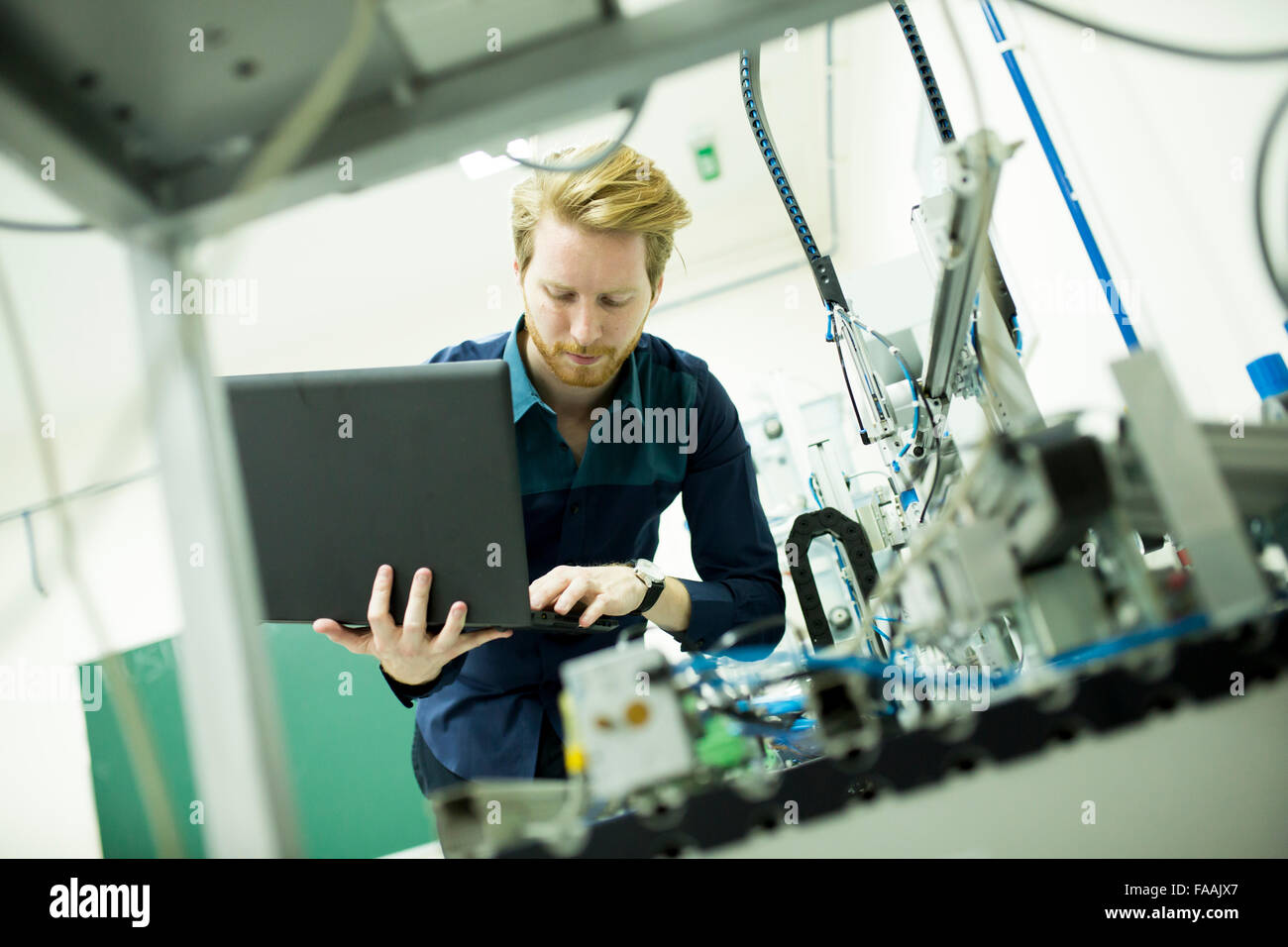 Ingenieur in der Fabrik Stockfoto