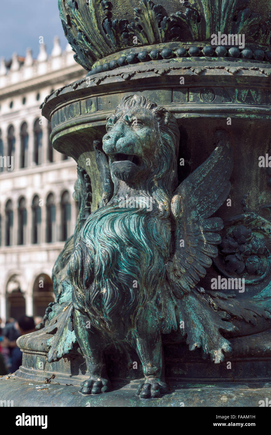 Löwe aus Bronze Skulptur an der Straßenlaterne Keller an den berühmten Markusplatz in Venedig, Italien Stockfoto