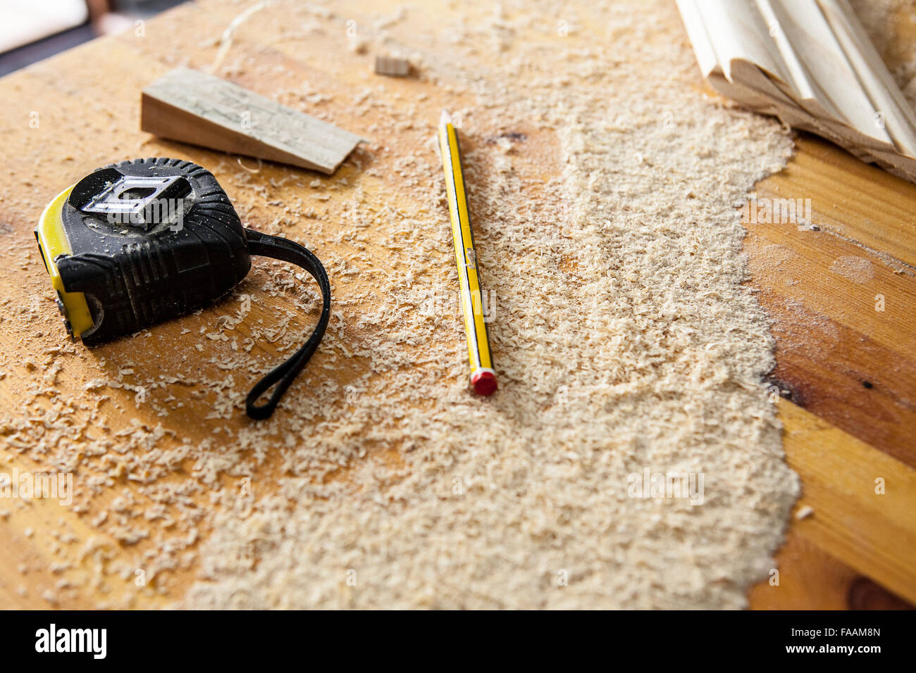 Tischler-Werkzeuge. Maßband, Bleistift markieren und über Sägemehl Keil Stockfoto