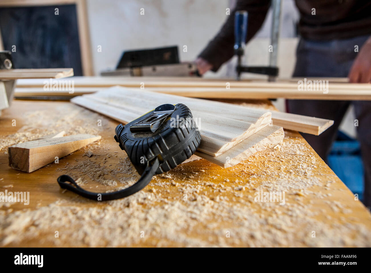Tischler-Werkzeuge. Maßband, Keil und Holzstücke auf Sägemehl. An der Unterseite der Schreiner arbeiten Stockfoto