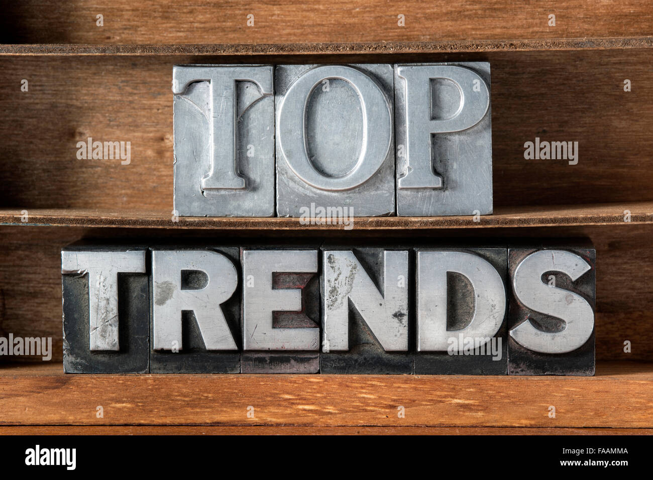 Top-Trends Satz aus metallischen Buchdruck auf Tablett aus Holz hergestellt Stockfoto