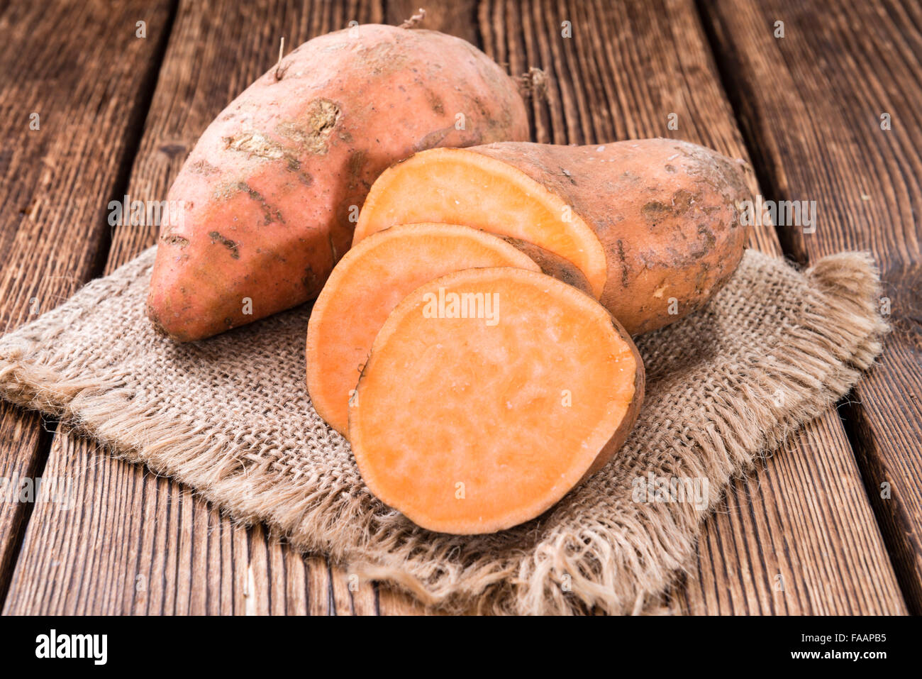 Süßkartoffel (Nahaufnahme) auf rustikalen hölzernen Hintergrund Stockfoto