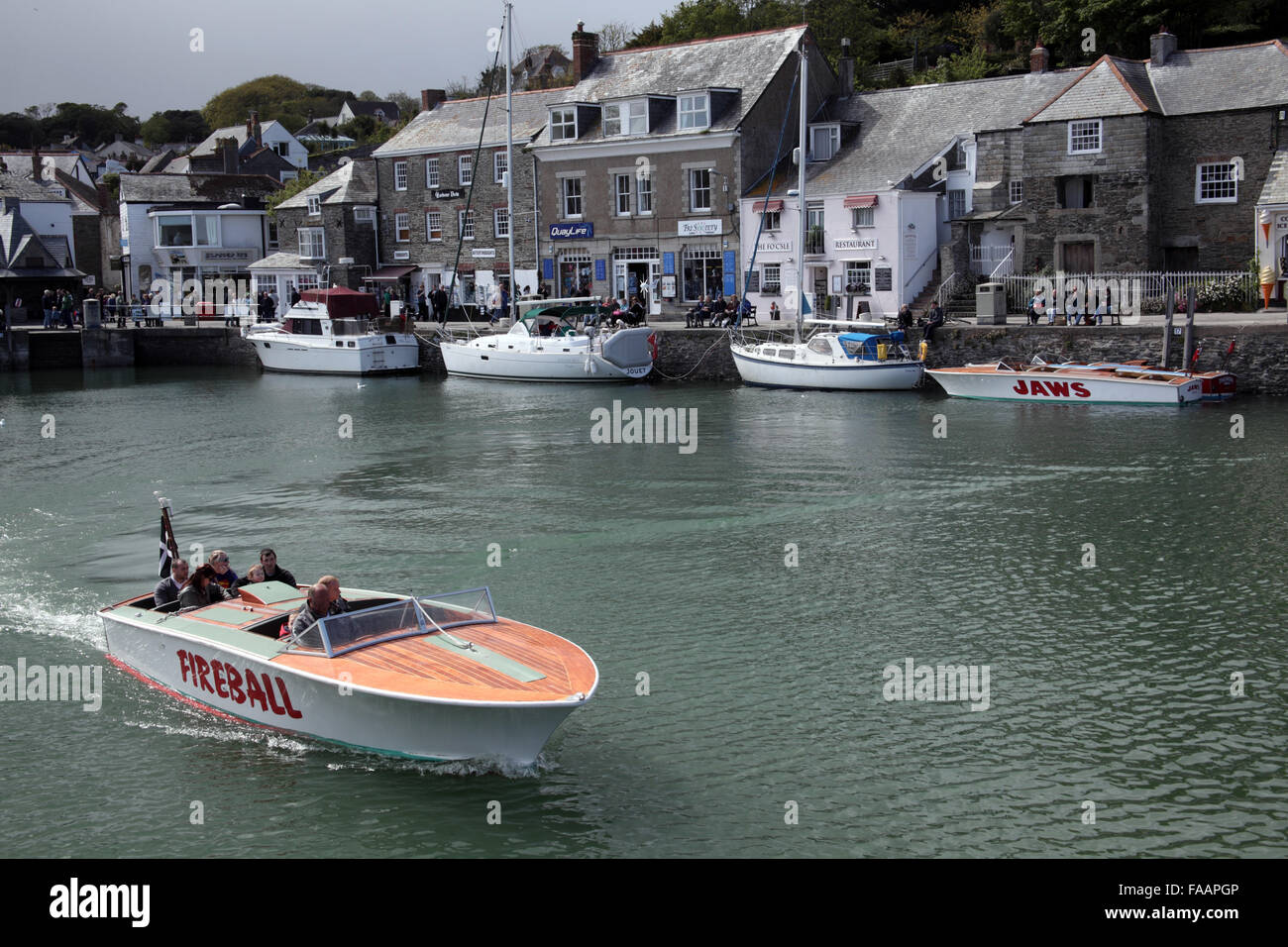 Schnelles Motorboot, Spaß Reiten, Hafen von Padstow, Cornwall, England Stockfoto