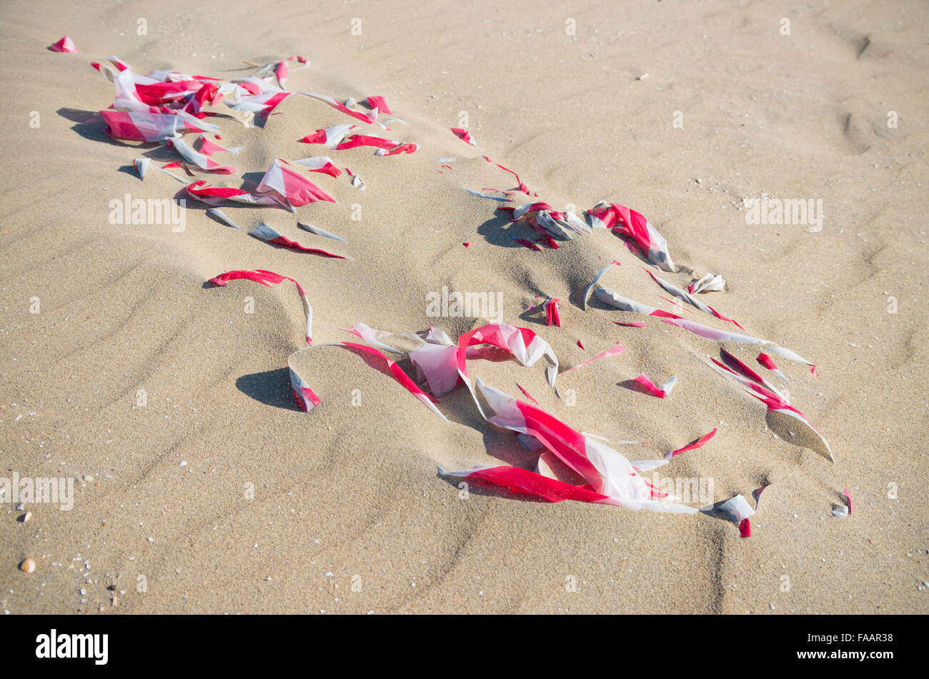 rot und Whtie Sicherheitsband an einen Strand gespült Stockfoto