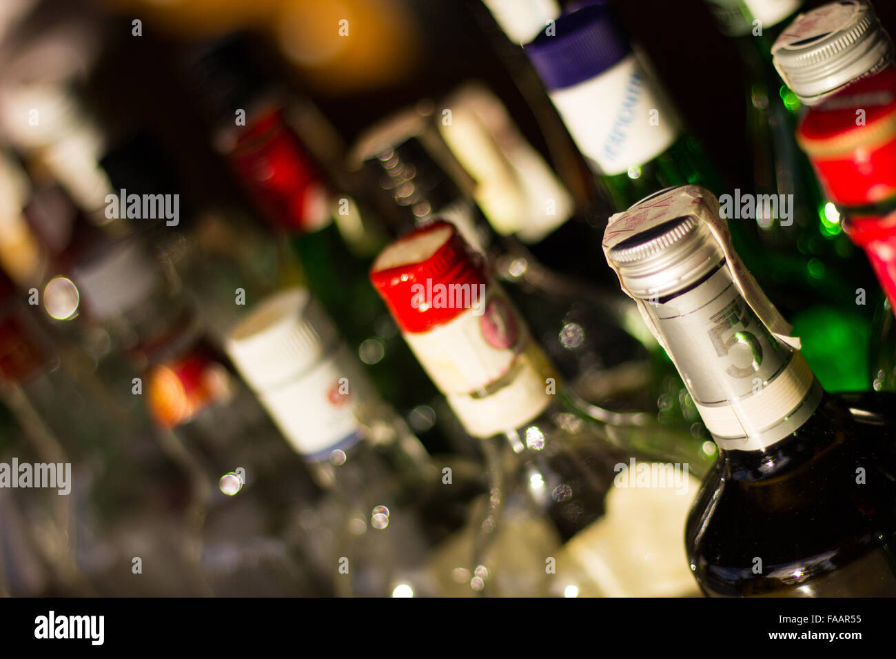 Verschiedene Getränkeflaschen und Kronkorken Stockfoto