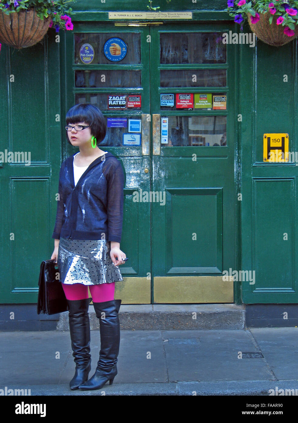 Japanische Teenager Mode Student vor einem Londoner pub Stockfoto