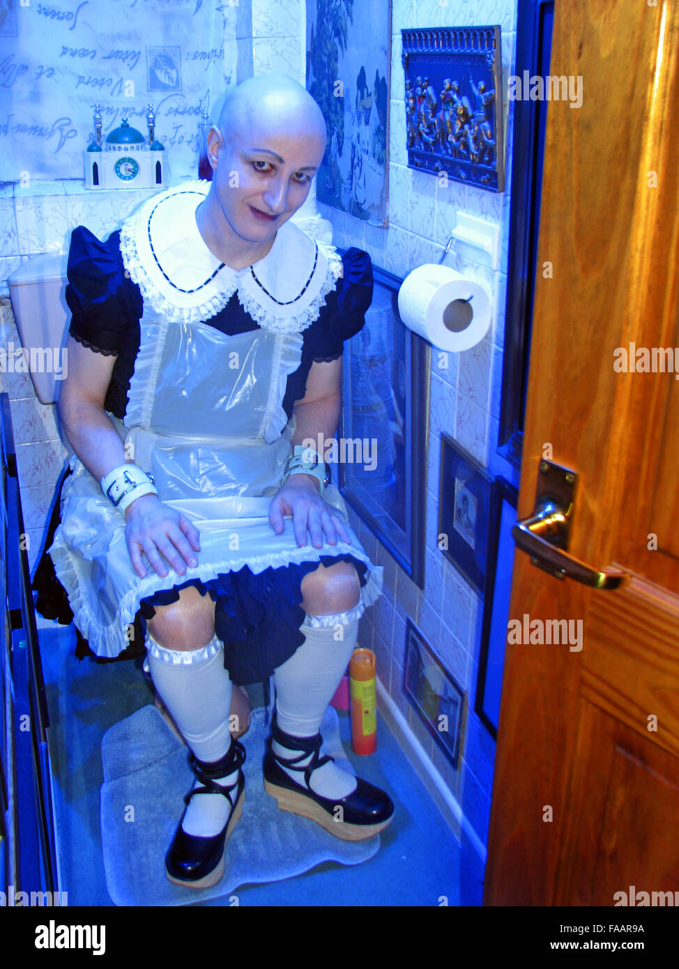 Kahle Lolita Küken auf der Toilette sitzen Stockfoto