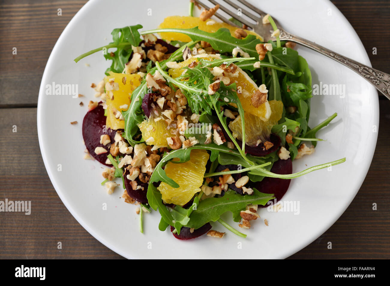 Wintersalat mit Orange und rote Beete, Ansicht von oben Stockfoto