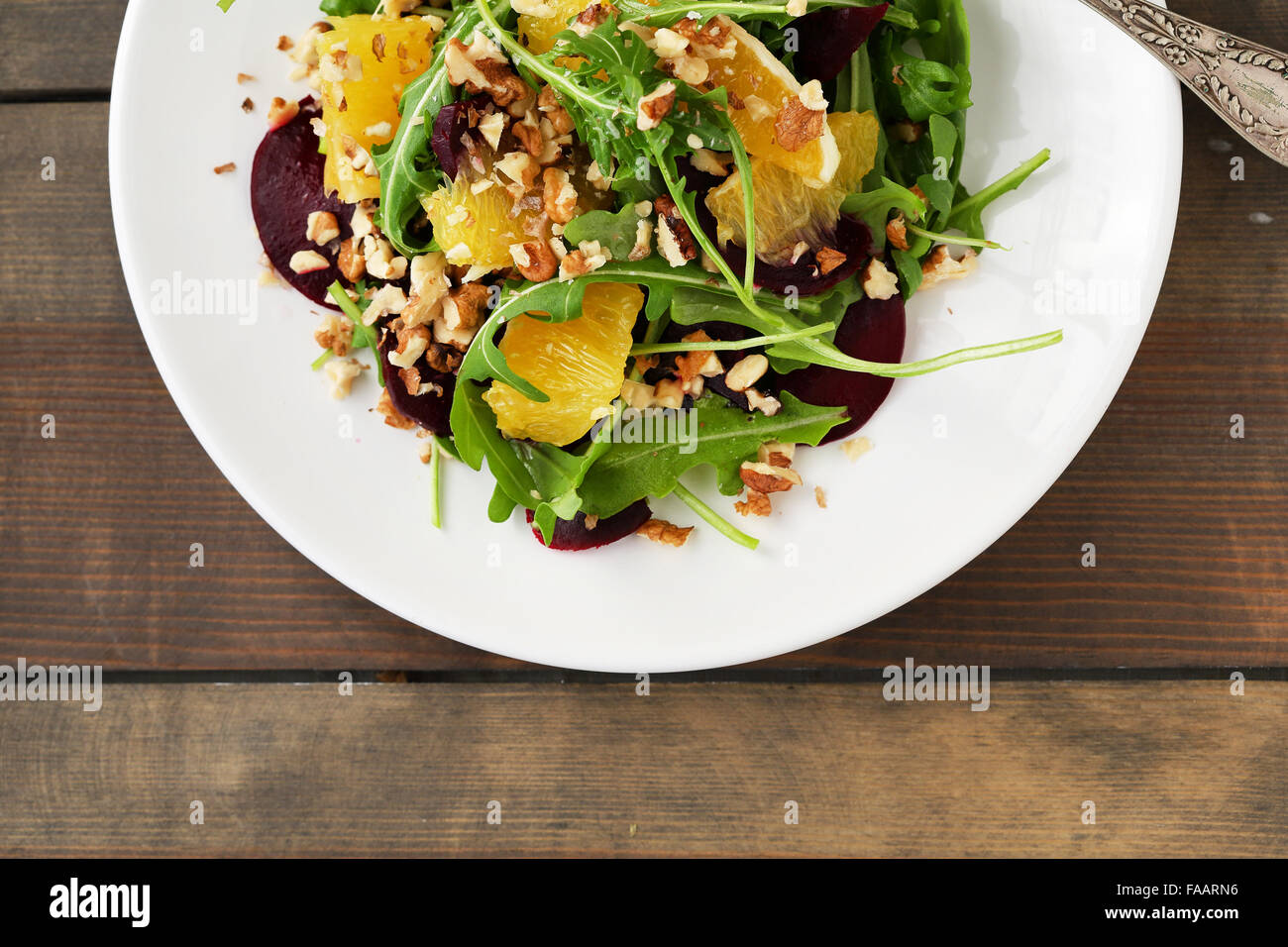 frischer Salat mit Orange auf Platte Stockfoto
