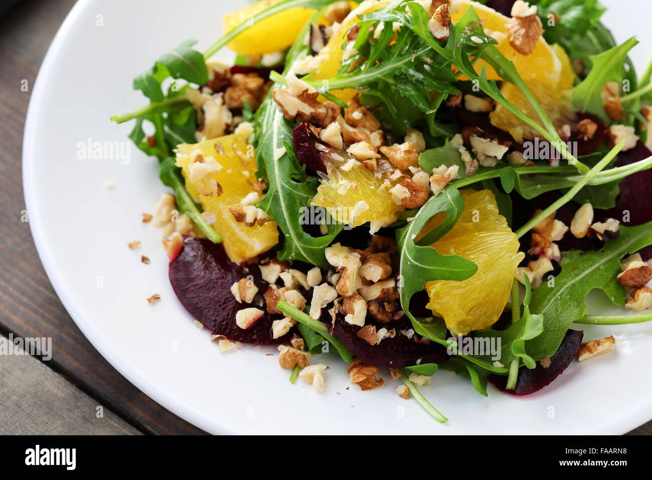Salat mit Orange und gebackenen Rüben, Essen Nahaufnahme Stockfoto
