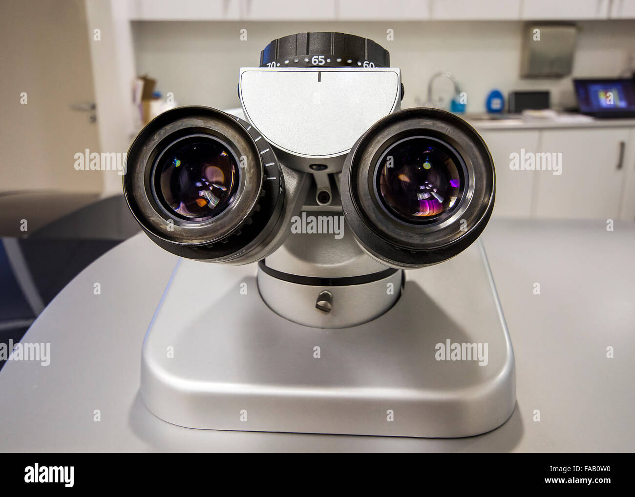 Mikroskop und Lasek Maschinen in Augenklinik mit Schränken an Wänden Stockfoto