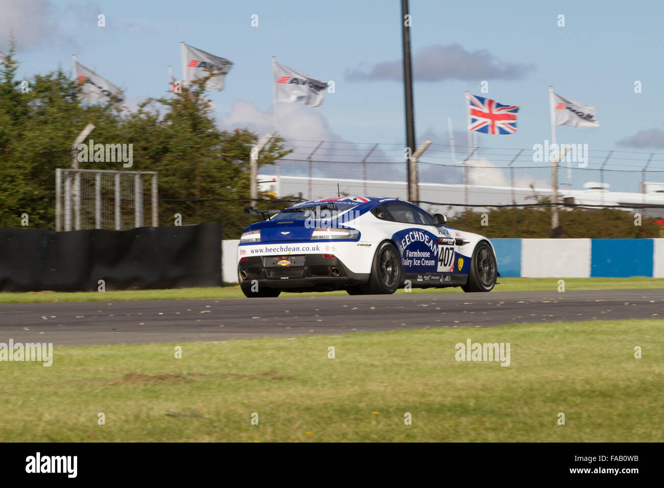 #407 - Jamie Chadwick / Ross Gunn - Beechdean Aston Martin GT4 in Donington Park während der BritishGT im Vereinigten Königreich Stockfoto