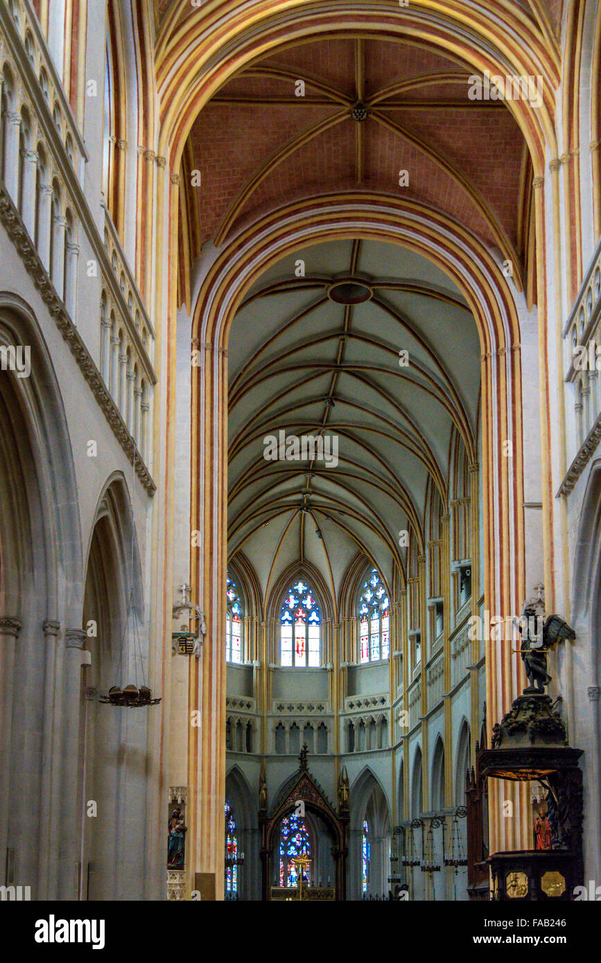 13. Jahrhundert St. Corentin Kathedrale von Quimper, Frankreich, gebogen, in der Mitte, ein sumpfiges Gebiet zu vermeiden. Stockfoto