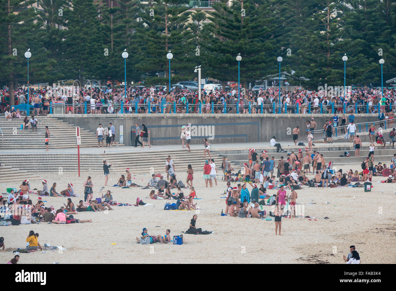 Sydney, Australien. 25. Dezember 2015. Eine große Schar von Feiernden versammelten sich Coogee Beach für den ganztägigen Weihnachtsfeiern. Foto spät am Nachmittag und die Party war noch im Gange. Bildnachweis: Simonito Tecson/Alamy Live-Nachrichten Stockfoto