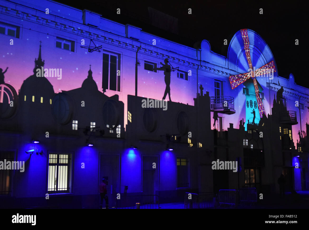 Paris, Frankreich. 25. Dezember 2015. Foto auf Dec.25, 2015 zeigt die Weihnachtsbeleuchtung in Enghien-Les-Bains, nördlich von Paris, Frankreich. Bildnachweis: Xinhua/Alamy Live-Nachrichten Stockfoto