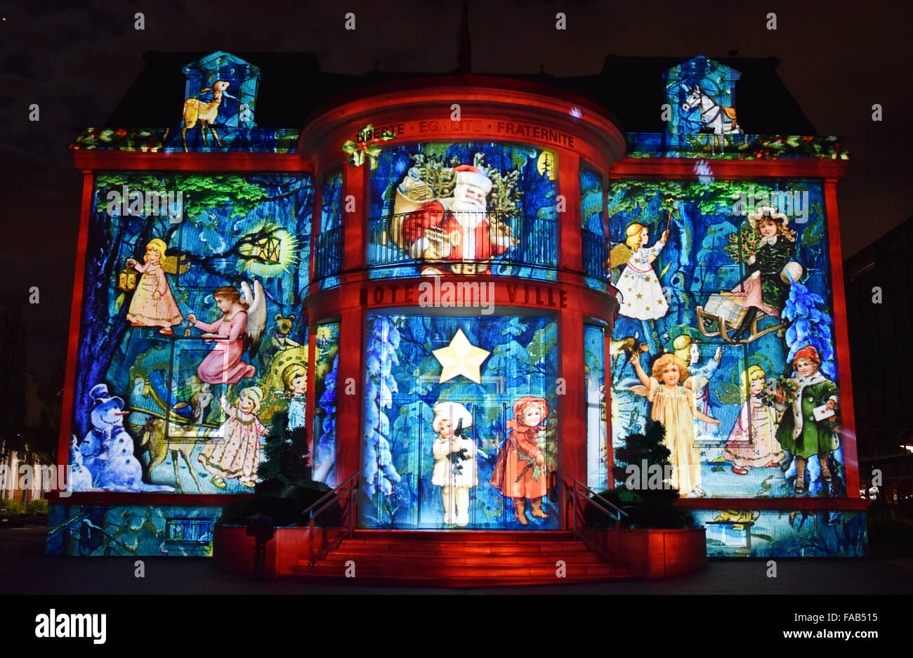 Paris, Frankreich. 25. Dezember 2015. Foto auf Dec.25, 2015 zeigt die Weihnachtsbeleuchtung in Enghien-Les-Bains, nördlich von Paris, Frankreich. Bildnachweis: Xinhua/Alamy Live-Nachrichten Stockfoto