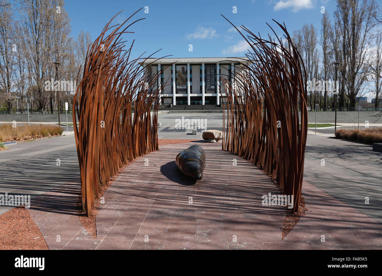 Judy Watson Feuer und Wasser vor der nationalen Bibliothek von Australien Canberra Stockfoto