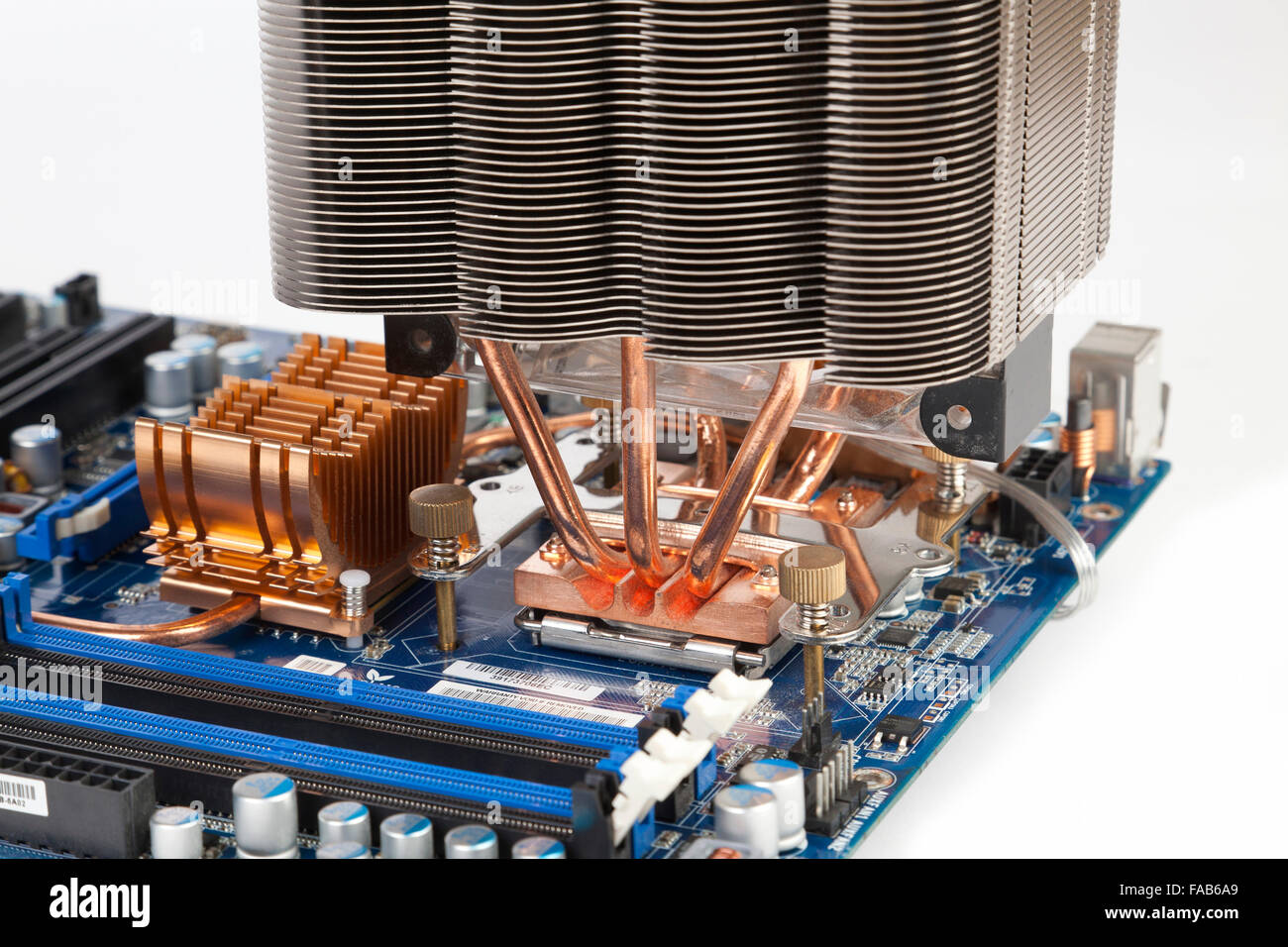 Kühlkörper und Heatpipes Kühlung ein Mikroprozessor auf einem Computer motherboard Stockfoto